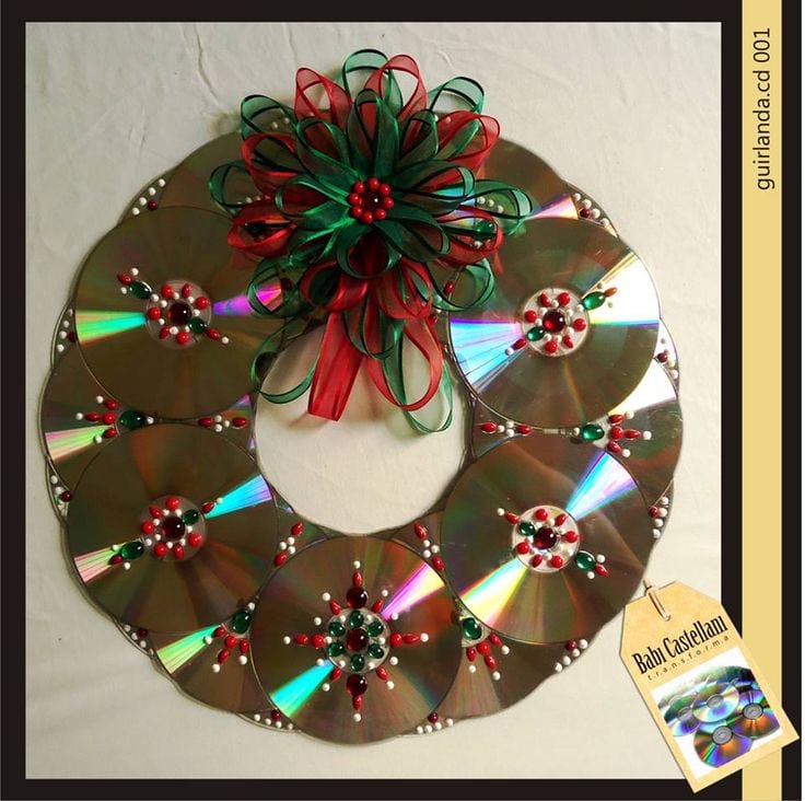 Linda guirlanda decorada com CDs e fitas nas cores natalinas