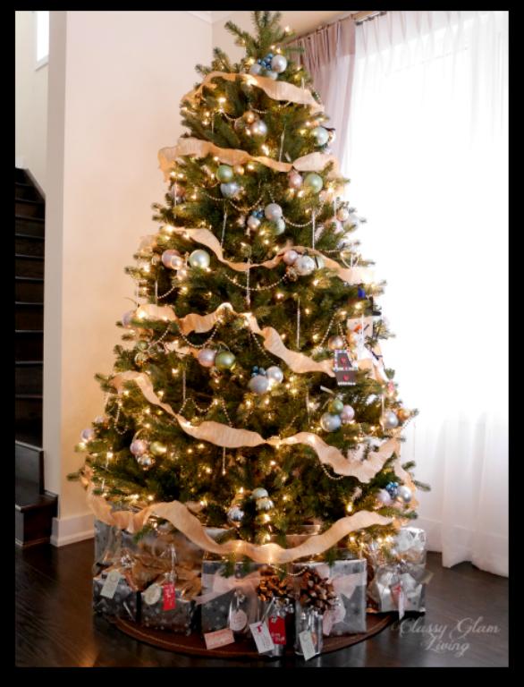 Árvore de Natal decorada dourada