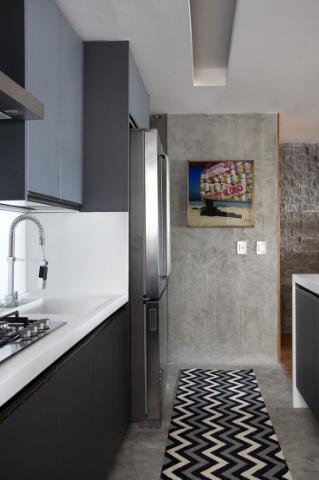 O tapete zig-zague deu todo charme para essa cozinha planejada e a bancada branca iluminou o ambiente.