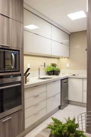 Iluminação de qualidade faz a diferença em uma cozinha pequena.