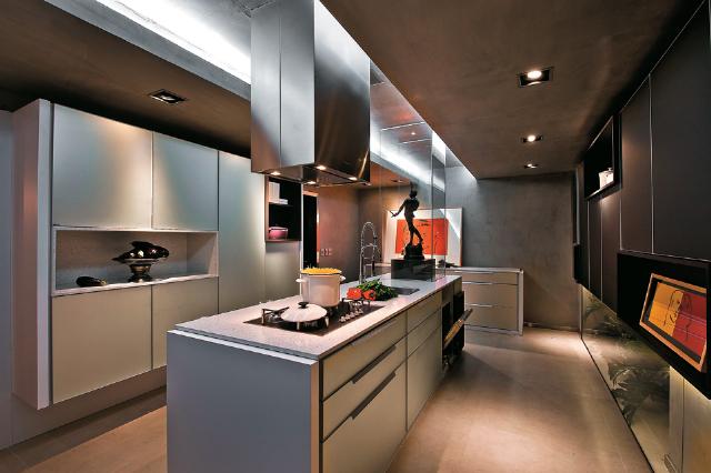 Móveis planejados de cozinha para apartamento dão um toque especial na decoração escura com ilha central.
