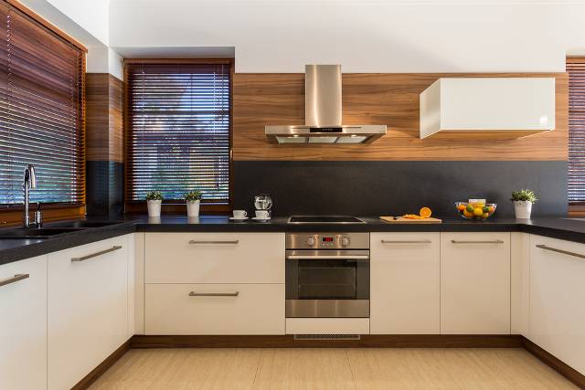 Use persianas combinando com as paredes degradê da sua cozinha e obtenha resultados lindos na decoração.