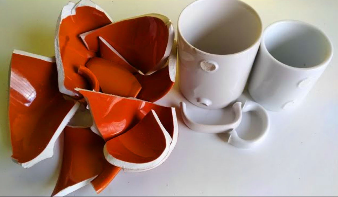 Interessante, e até mesmo diferente, o que ela faz com xícaras de café quebrada – decoração com crochê