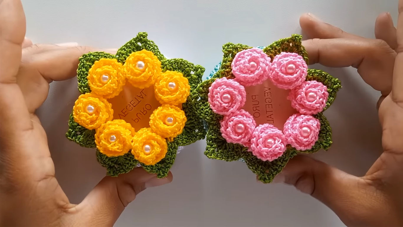 Porta sabonete de crochê com detalhes florais que pode virar sachê, vem aprender a fazer