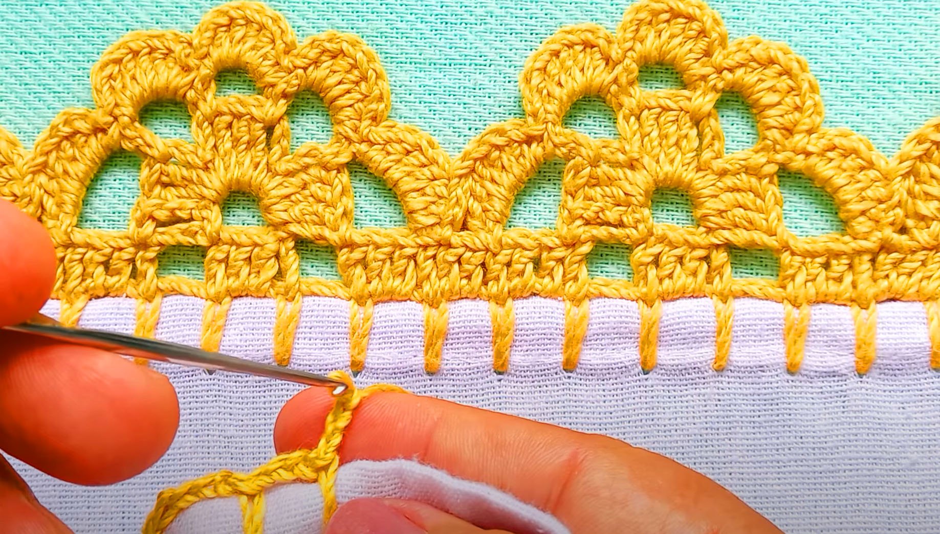 Barrado carreira única de flor de ouro no crochê muito lindo e facílimo para aprender