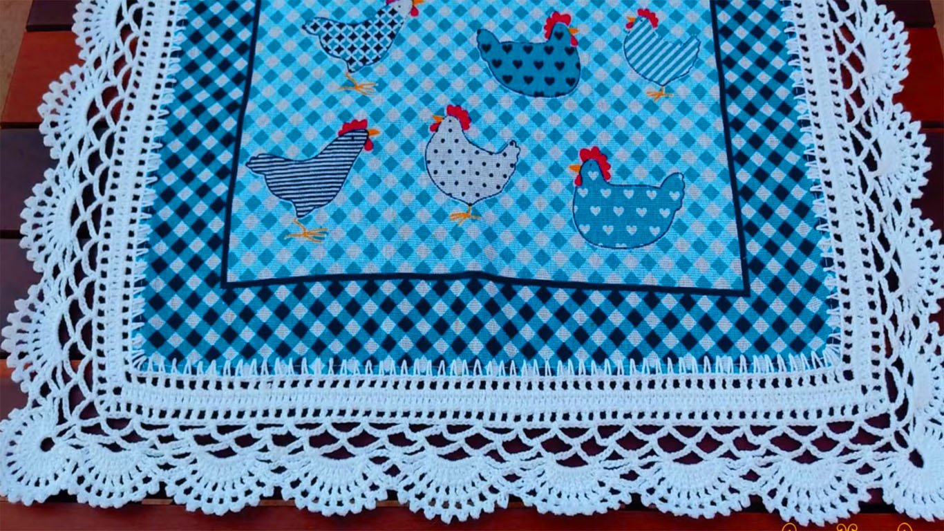 Lindíssima toalha São João de xadrez com barrado de crochê detalhado