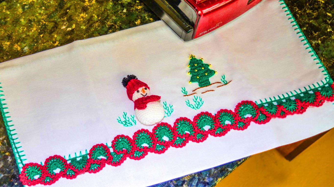 Pano de prato de Natal com boneco de neve, um encanto para fazer no crochê