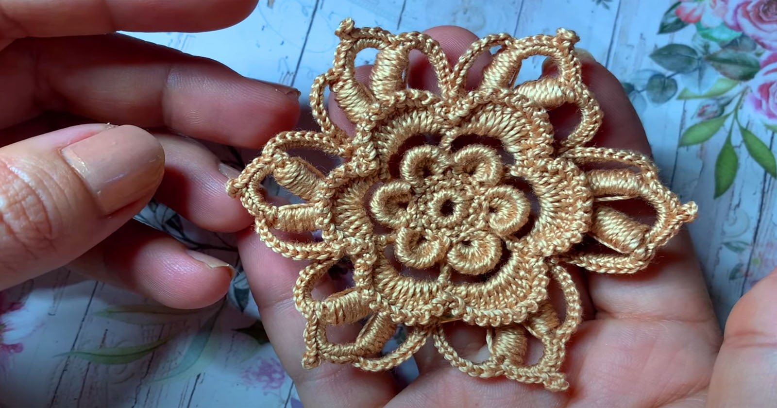 Faça linda flor para seus projetos de crochê Irlandês