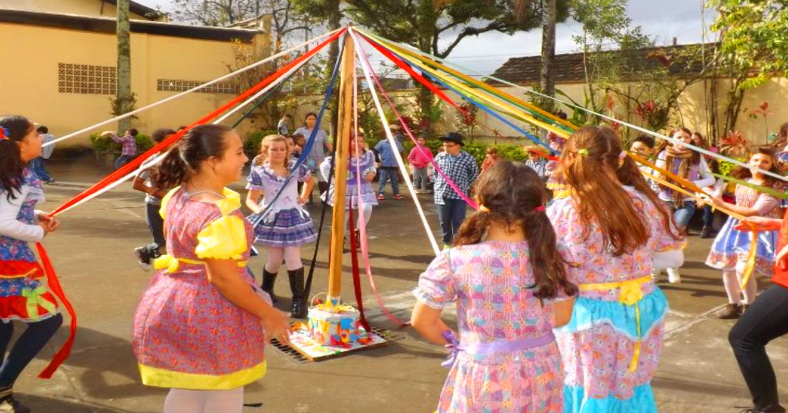 6 brincadeiras educativas para fazer na época de festa junina na escola