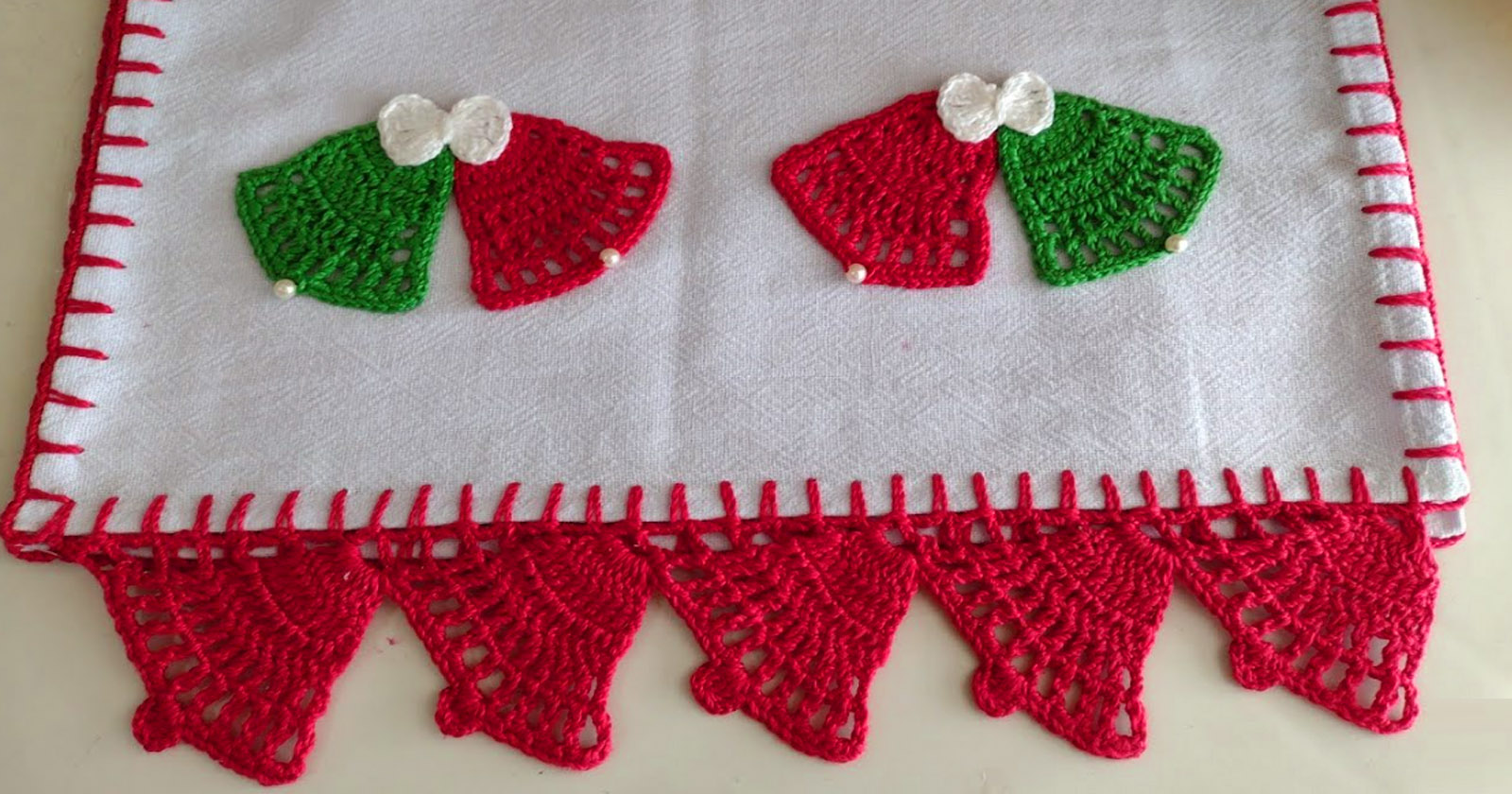 Barrado de crochê de sininhos de Natal para toalhas e paninhos