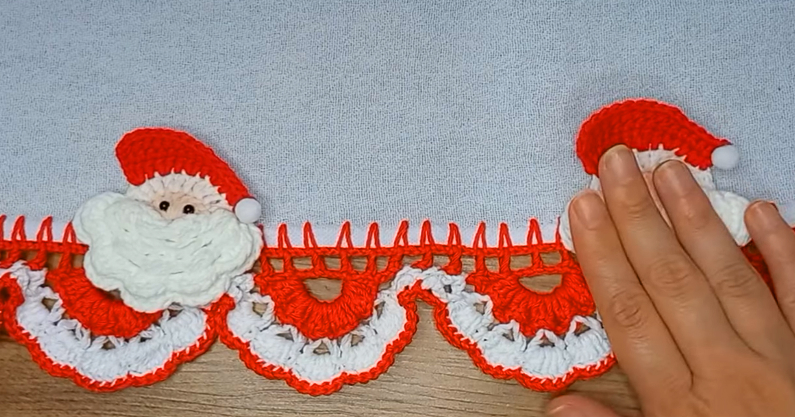Como Fazer um Barrado de Natal de Crochê com Papai Noel: Um Guia Passo a Passo